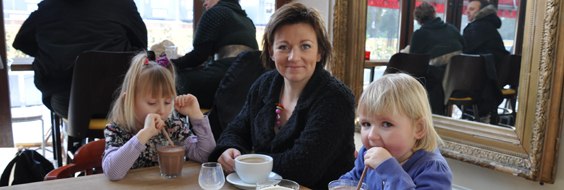 Pernille Vigsø Bagge med sine to døtre på cafe